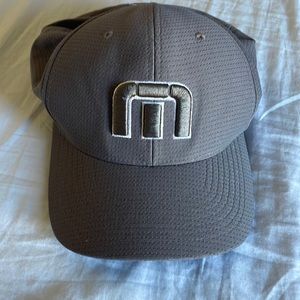 Travis Matthew grey hat L-XL